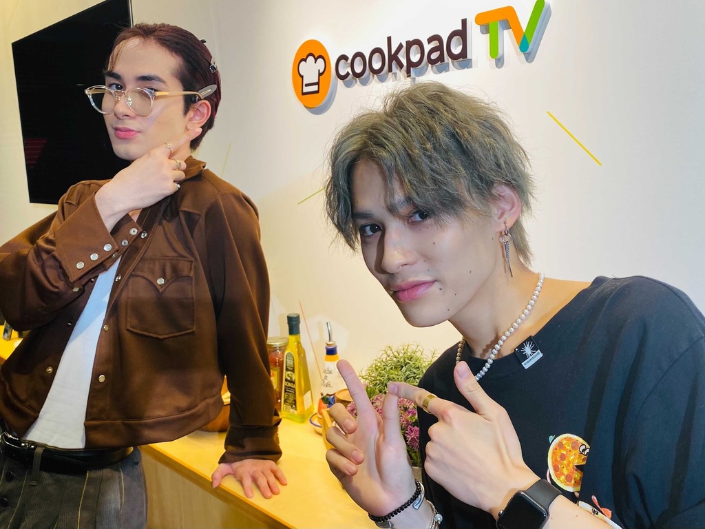 EBiDAN 寄せ書きうちわ M!LK 吉田仁人 スパドラ 志村玲於 田中雅功 cookpadLiveで開催された「スタダ男子カレーバトル」。 一夜限り